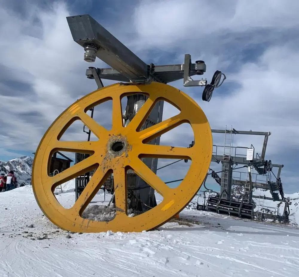 The bullwheel at the top station lying next to the tower.