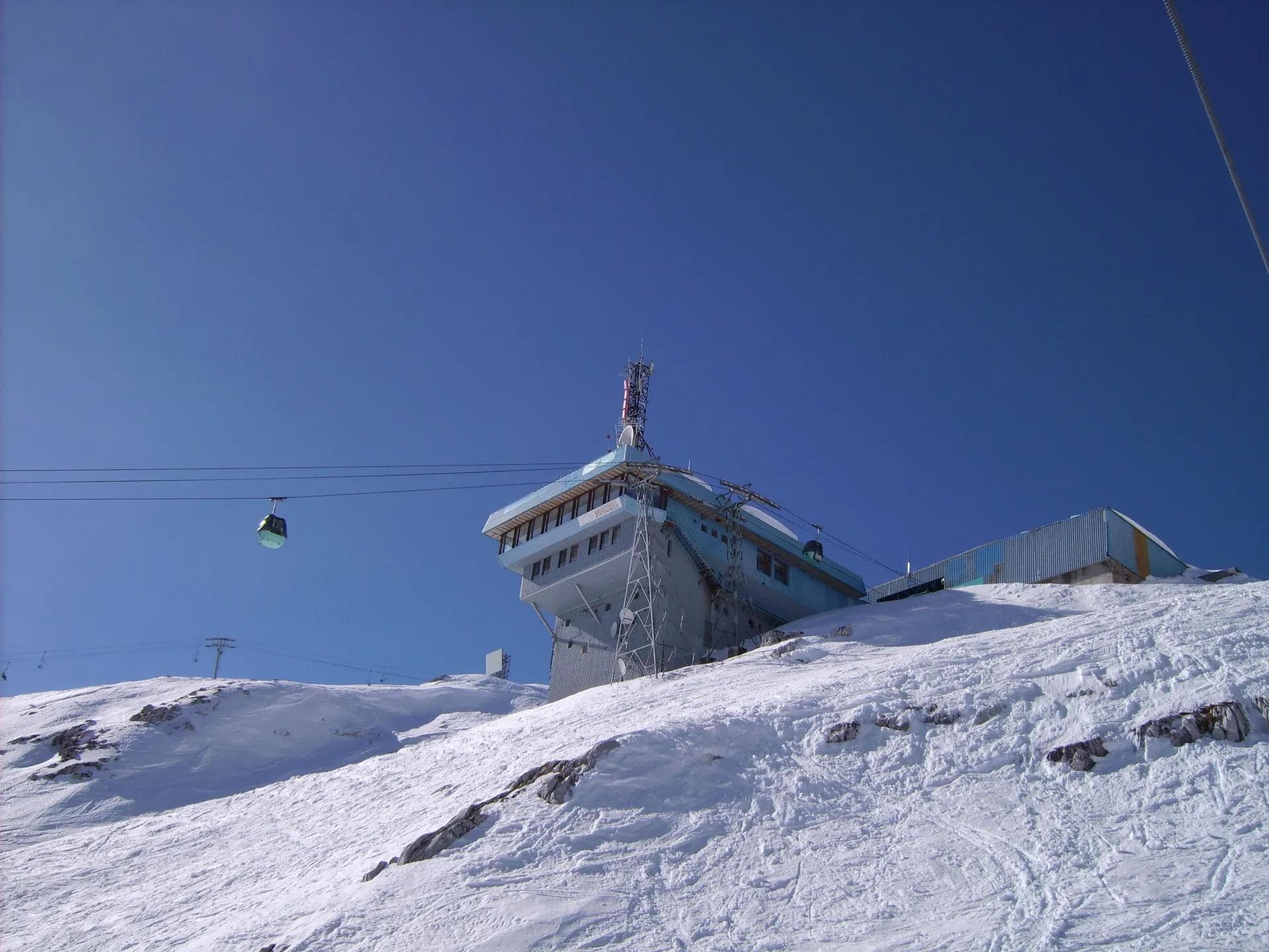 The gondola rising to the middle section of the resort.
