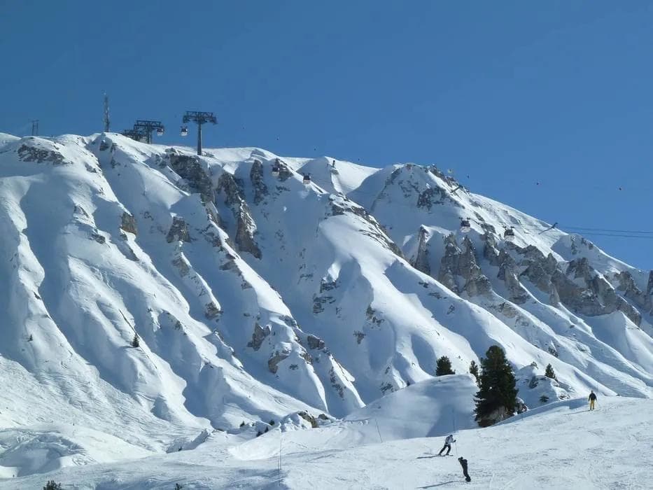 Guide Dies in La Plagne Avalanche as Two Slides Hit Bellecôte Couloir