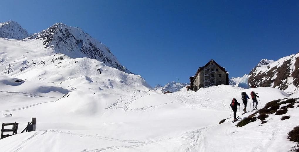 A view of hikers making their way up to Franz-Senn-Hütte in Austria