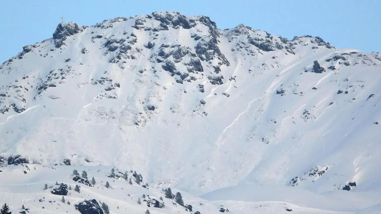 Italian Tourist Dies After Avalanche Buries Him on Off-Piste Run in Austria