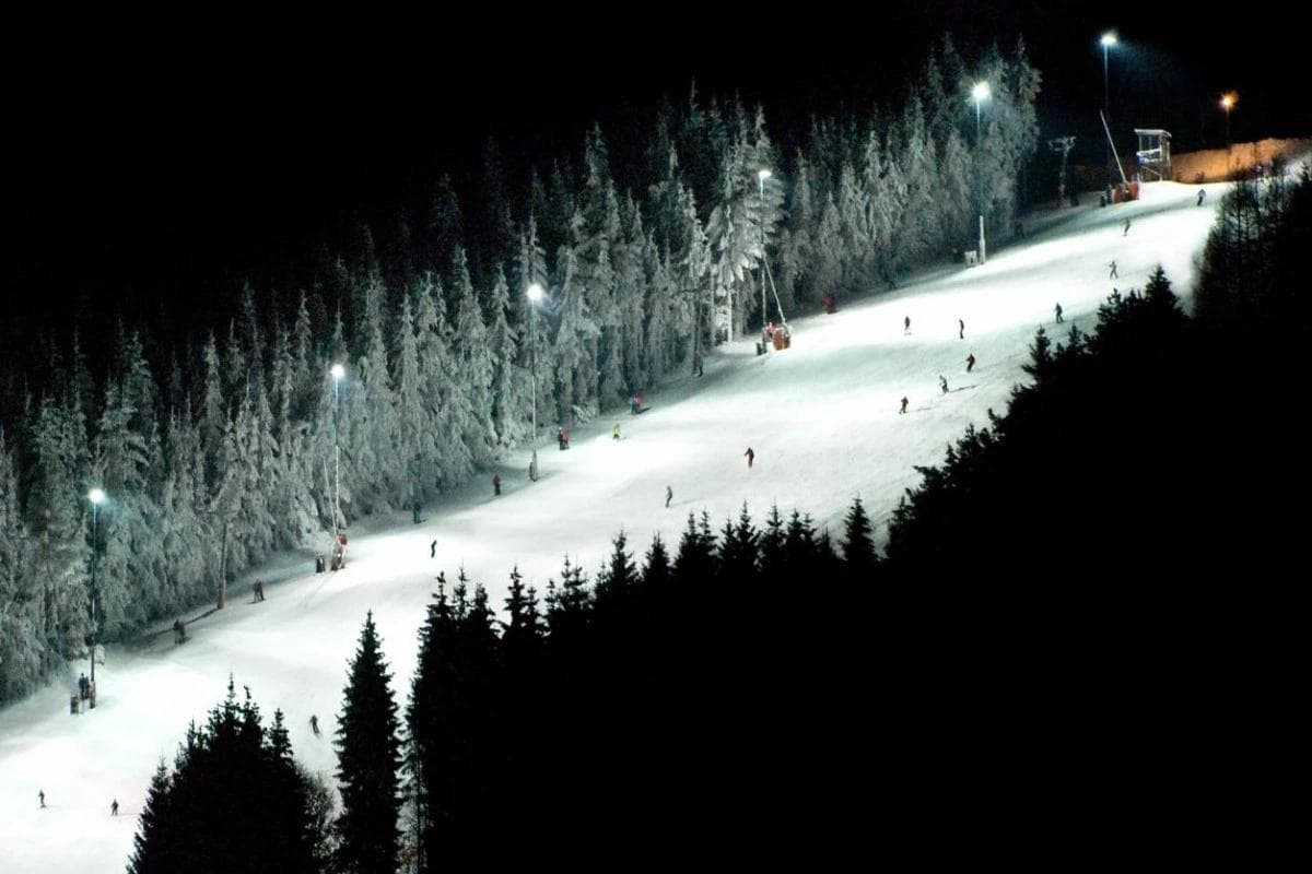 Jauerling Ski Arena offers night skiing.