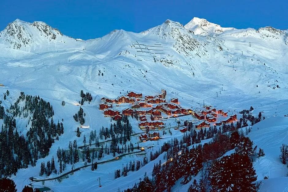 British Snowboarder Found Dead After Fall in Off-Piste Area at La Plagne