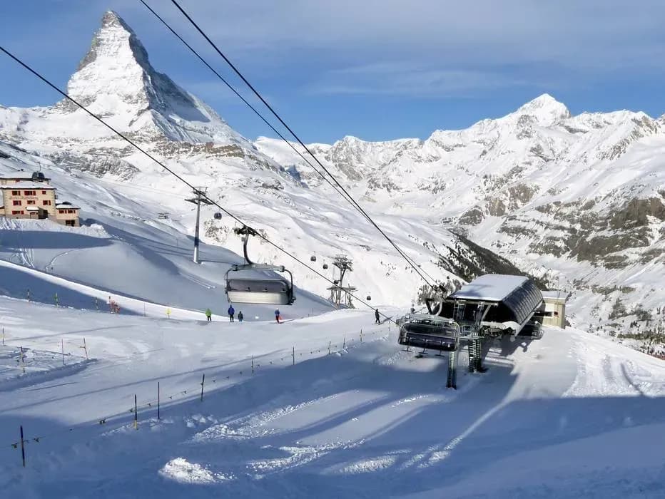 The view from the Gifthittli chairlift with the Matterhorn in the background. ©️ SkiResortInfo