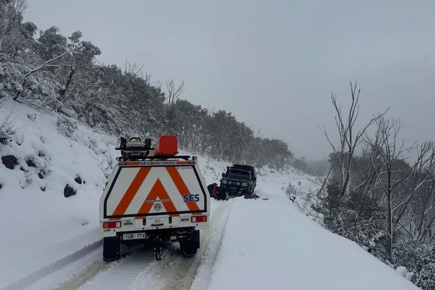 Emergency services mount rescue operation after cars become trapped in heavy snow at Mount Hotham - body image 1