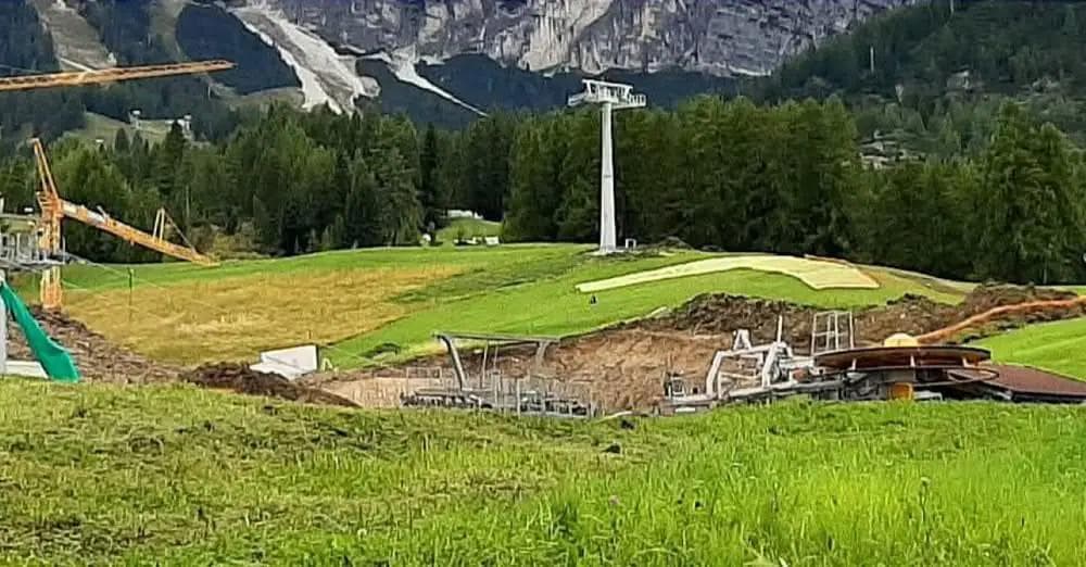 The giant cracks appearing at the construction site