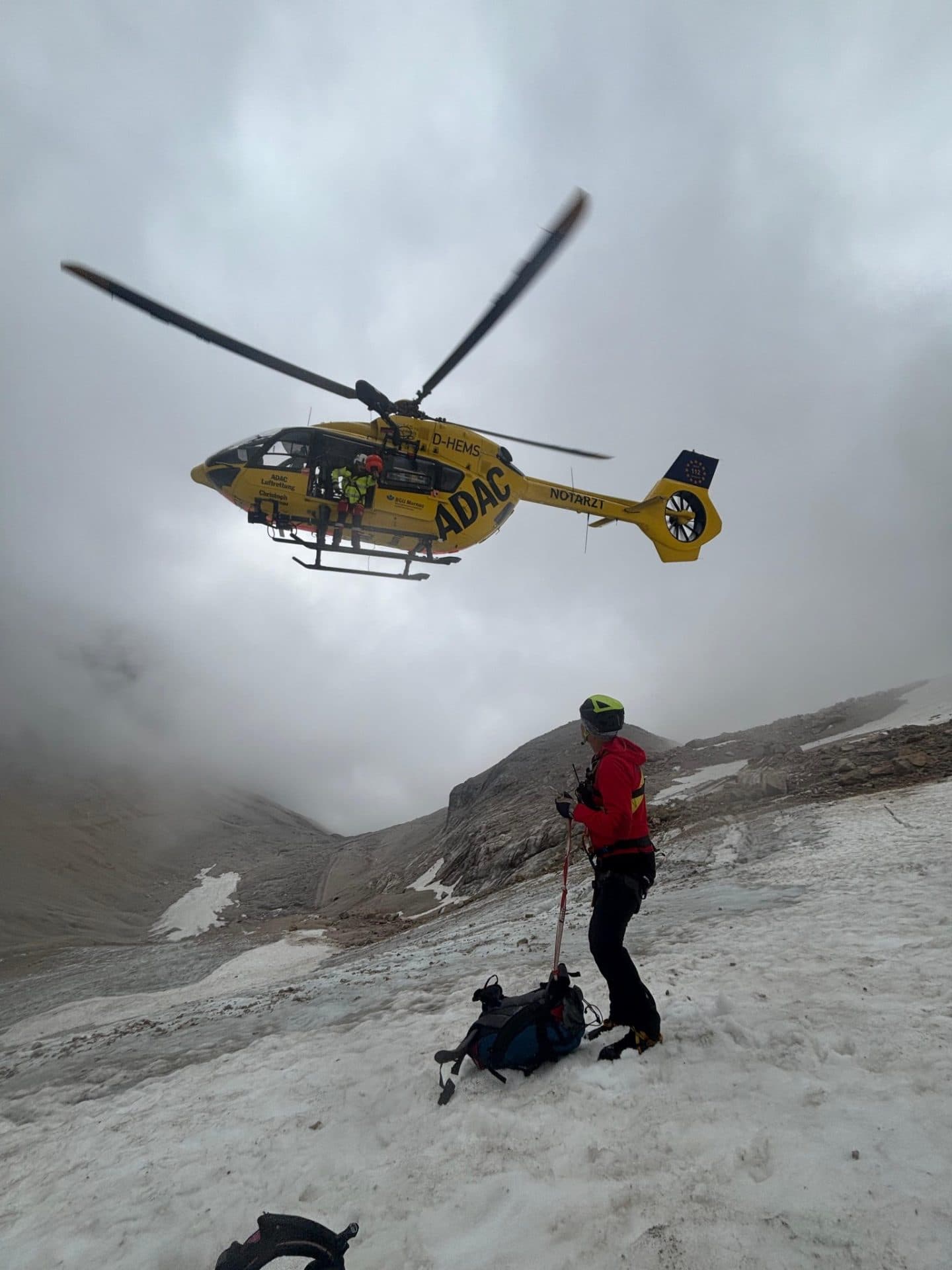 A helicopter coming to support the rescue at Zugspitze